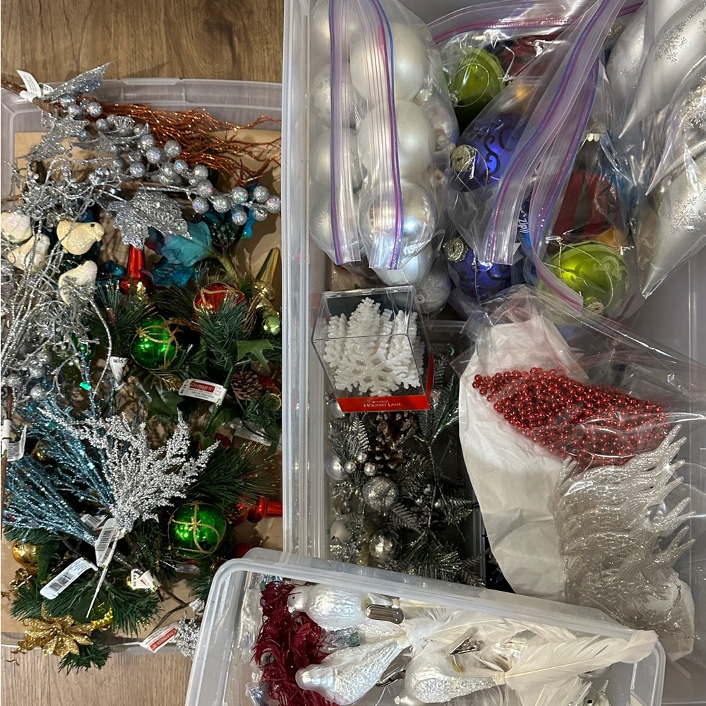 🎄139 Pieces Christmas Holiday Ornaments & Decor + FREE Lights